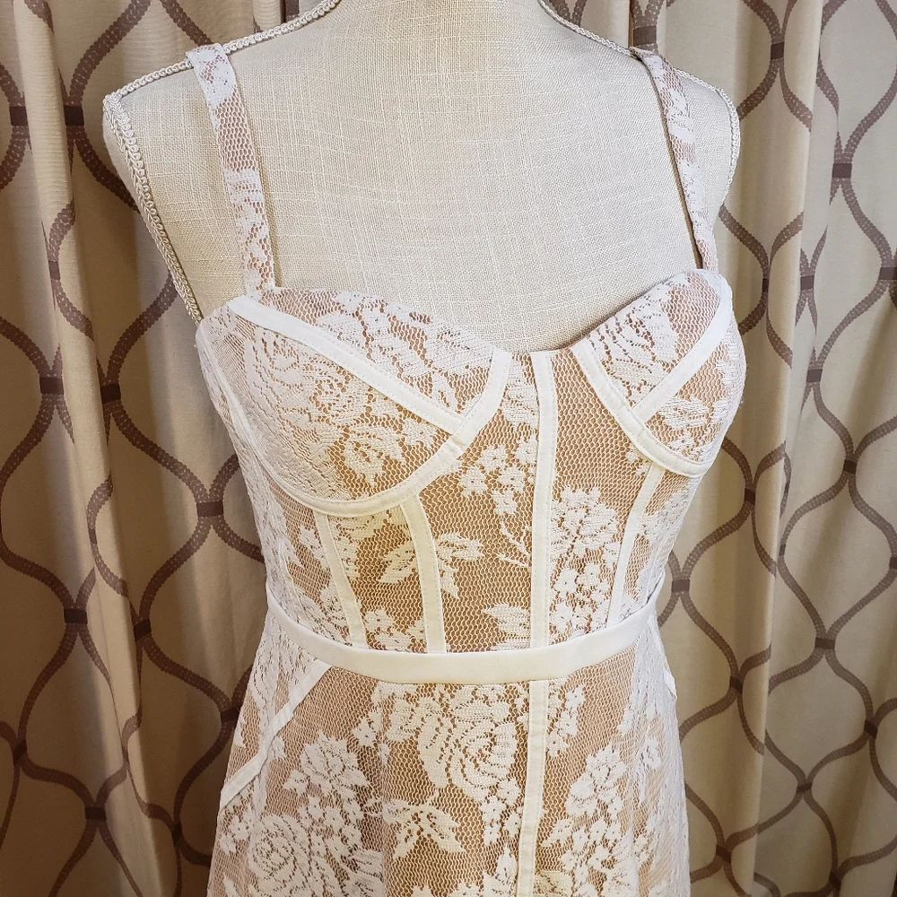 Elegant Lace Women’s Prom Dress - Picture 1 of 11